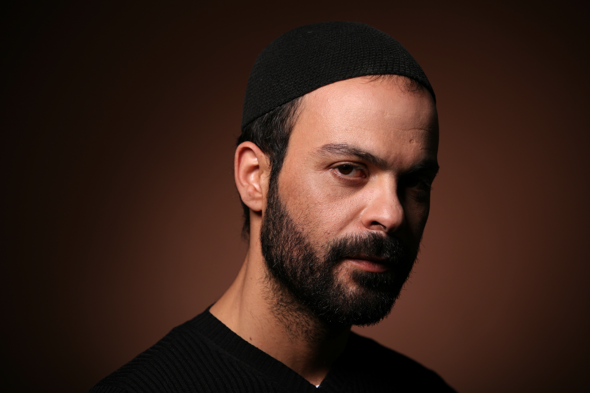 עמיר בניון סינגל חדש ומהפנט: את תלכי בשדה (האמנם)